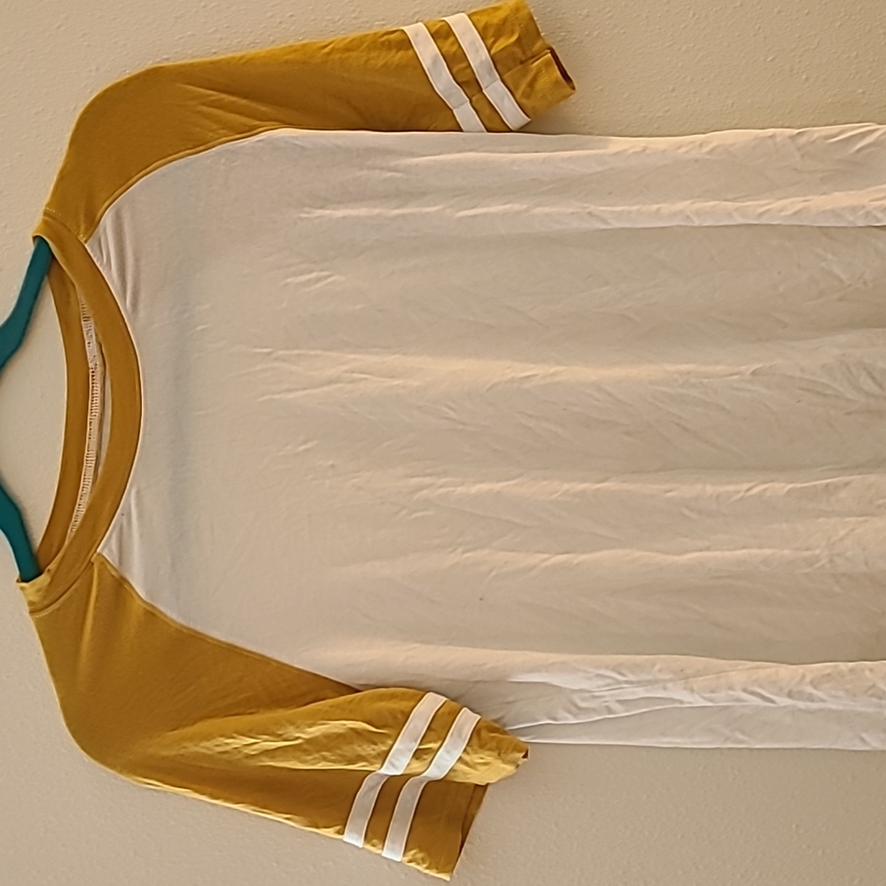 AEO soft n sexy t-shirt size xs white n gold colors